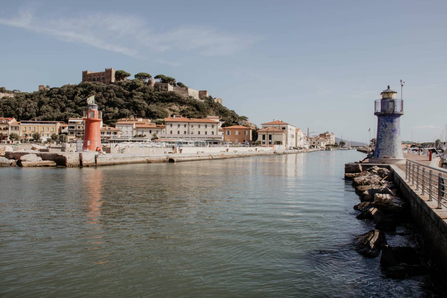 Über dem toskanischen Küstenort Castiglione della Pescaia thront eine mittelalterliche Burg, die vom Hafen mit seinen beiden Leuchttürmen aus gut zu sehen ist.
