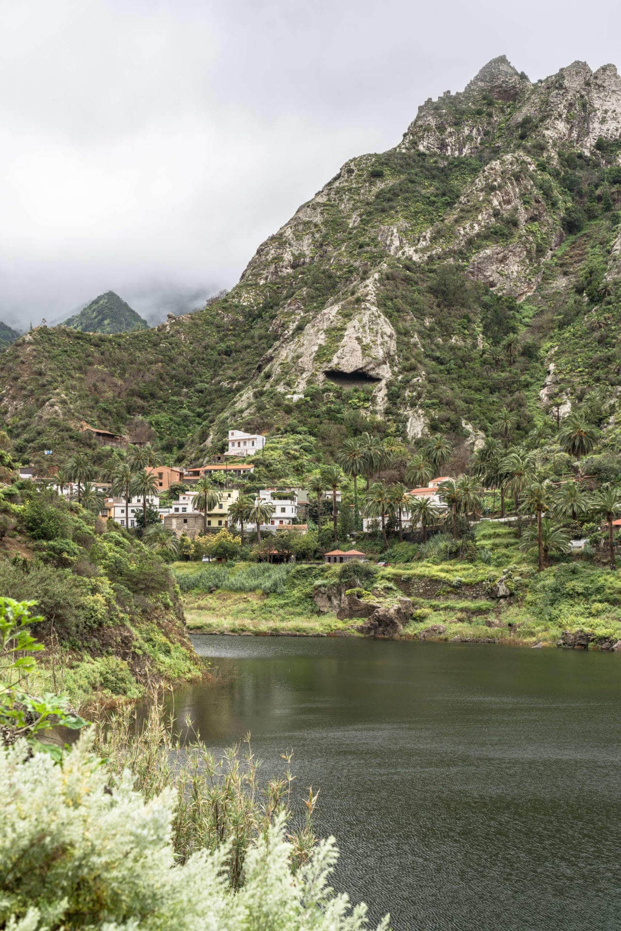Der kleine Stausee Embalse de la Encantadora ist ein echtes Highlight auf der schönen Wandertour.