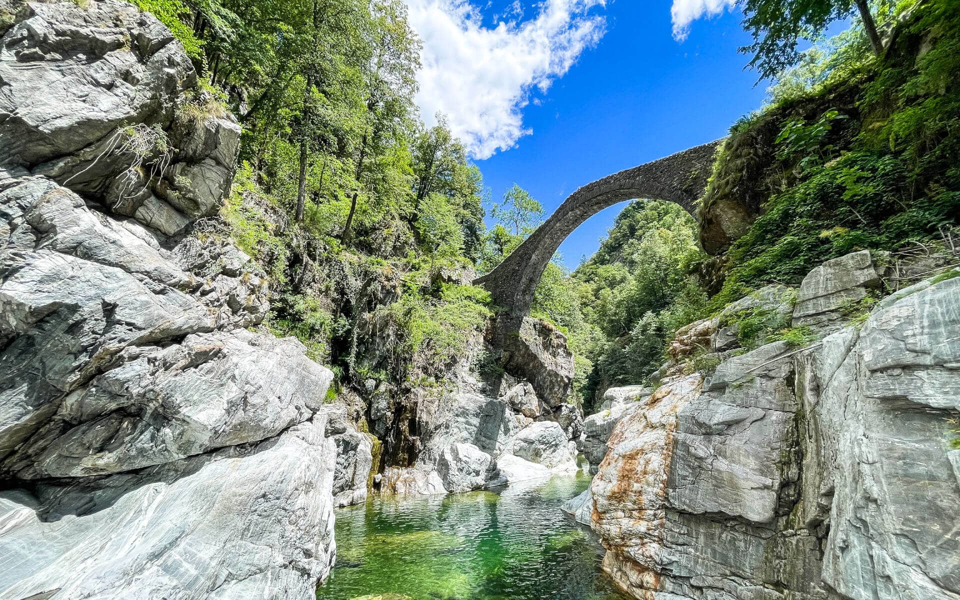 Wandern & Aktiv-Urlaub im Tessin: 10 traumhafte Orte, die du sehen musst