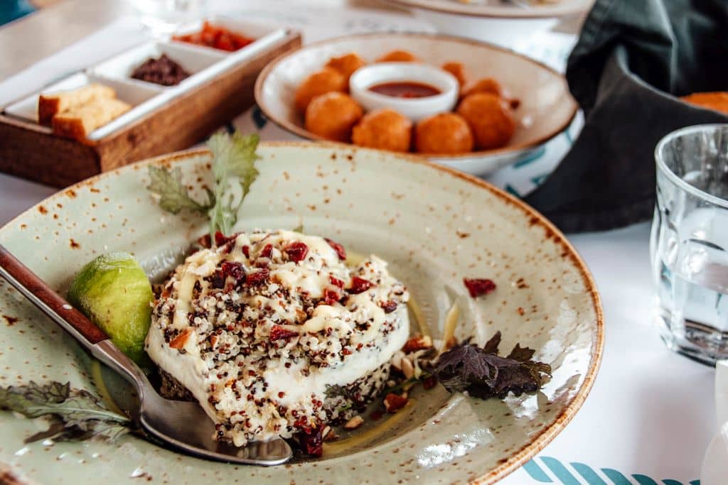 Regionale Gerichte auf schönen Tellern in Restaurant Vira Potzi auf Kreta.