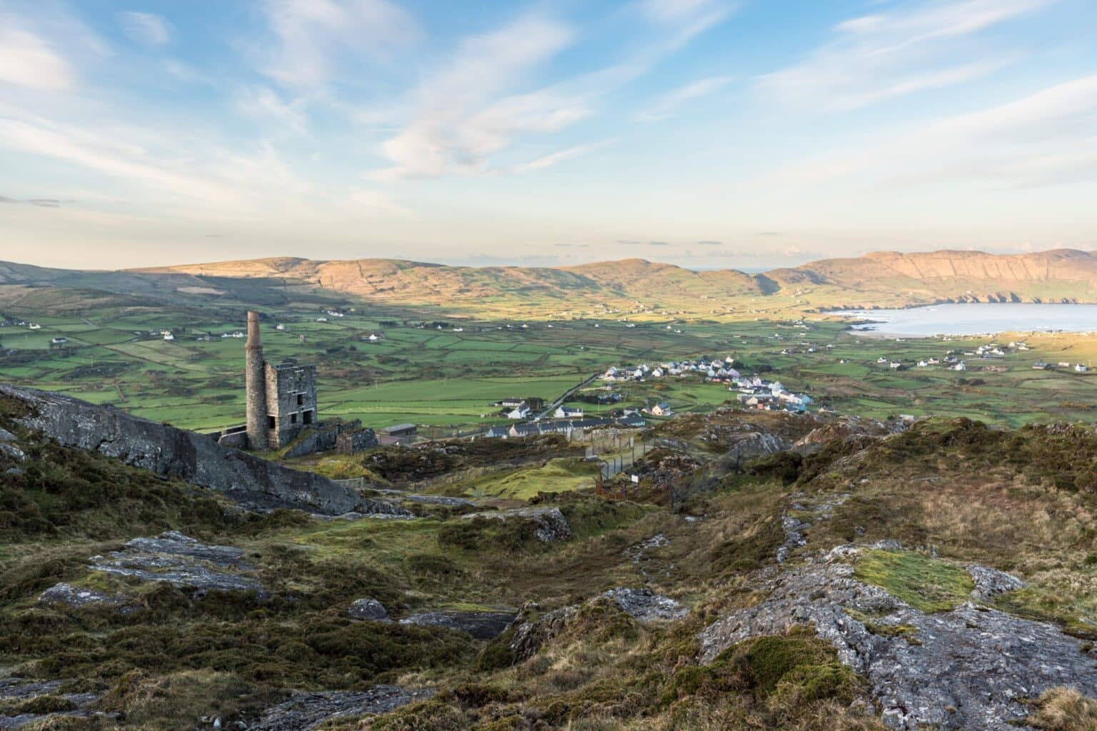 Der Blick über die Beara Halbinsel mit den Minen von Allihies
